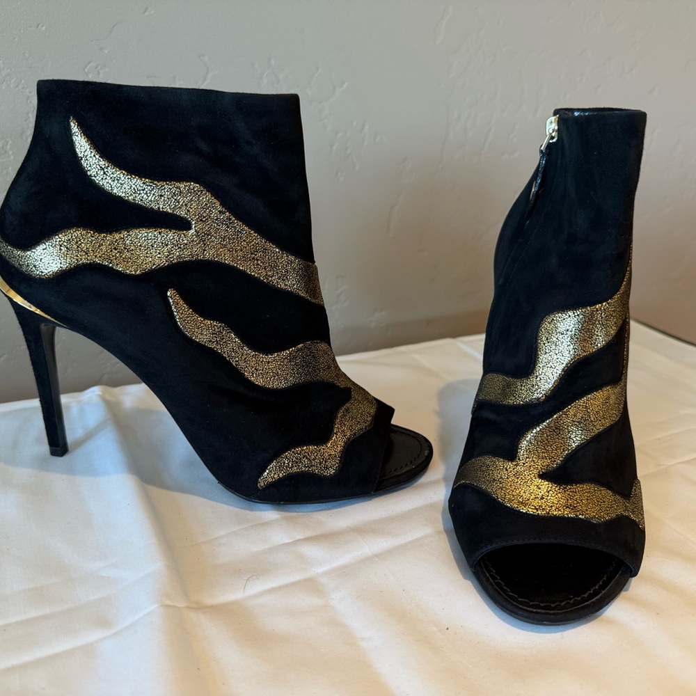 Louis Vuitton Gold Flame Peep Toe Booties Size 39 – Rare Runway
